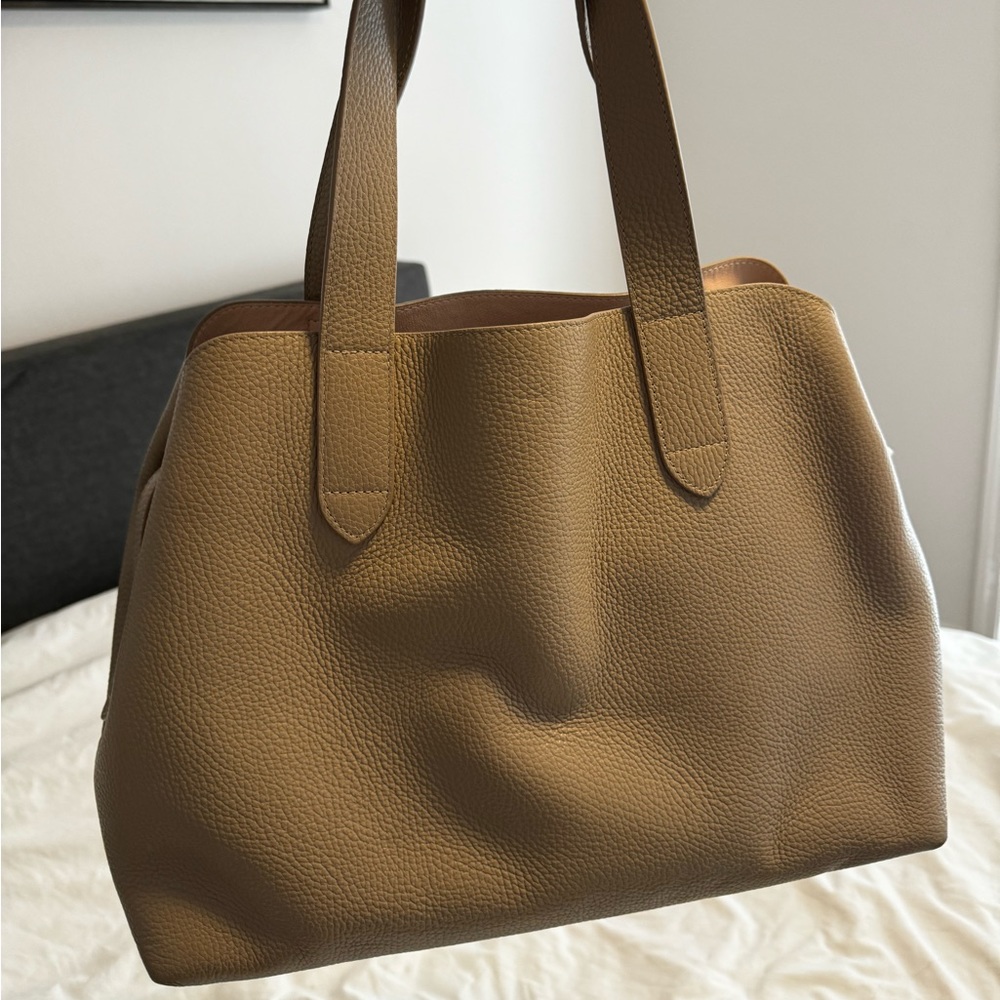 Cuyana 2021 System Tote in a light brown color